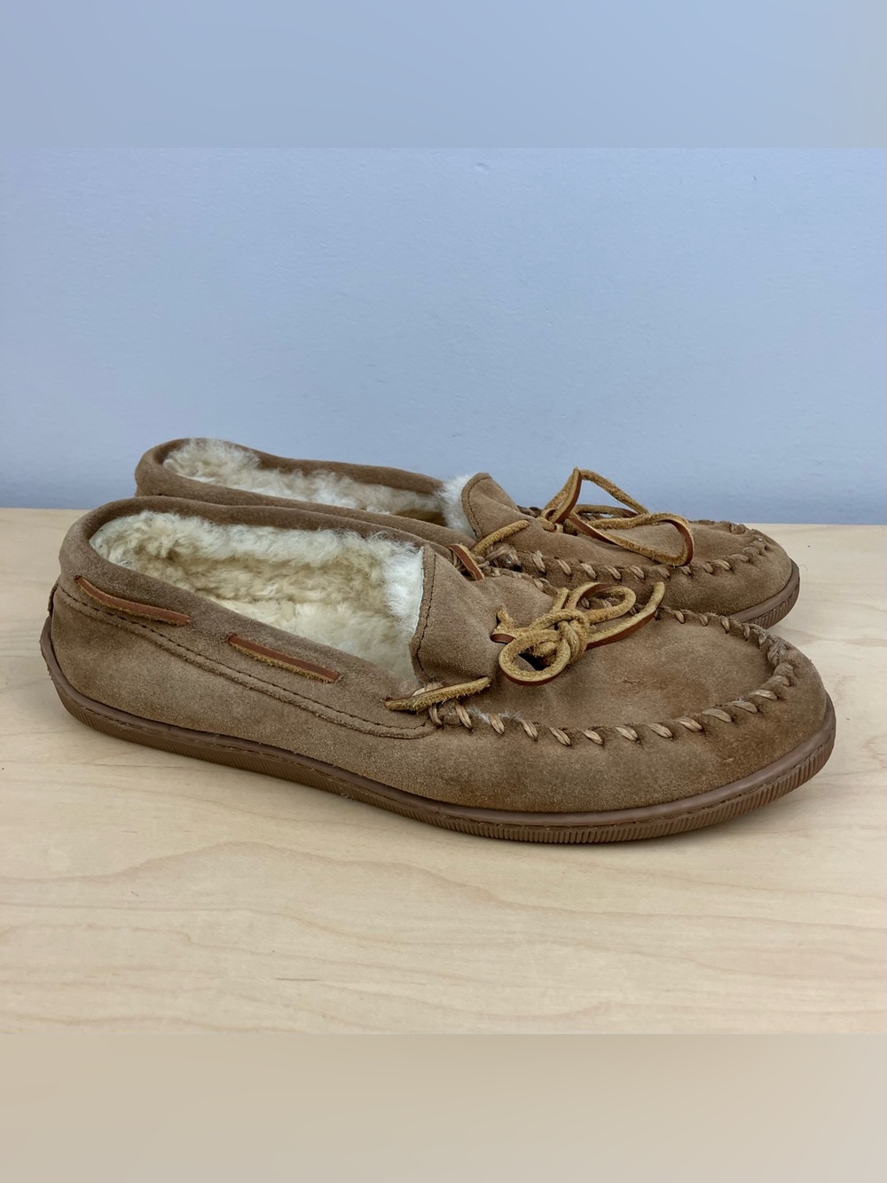 Minnetonka Men’s Size 8.0 Brown Suede Sheespskin Lined Slipper Moccasins